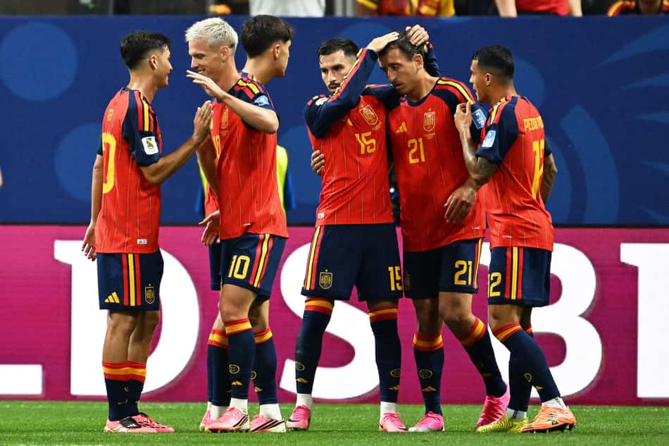 Jogadores da Espanha comemorando contra a Arábia Saudita na Copa do Mundo