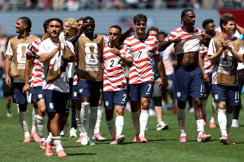 Jogadores dos Estados Unidos comemoram vitória contra Austrália e consequente classificação antecipada
