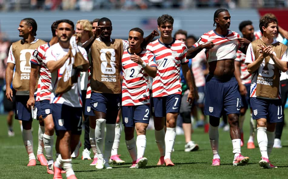 Jogadores dos Estados Unidos comemoram vitória contra Austrália e consequente classificação antecipada