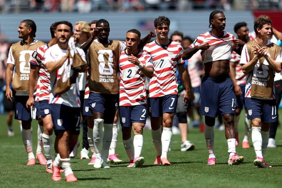 Jogadores dos Estados Unidos comemoram vitória contra Austrália e consequente classificação antecipada