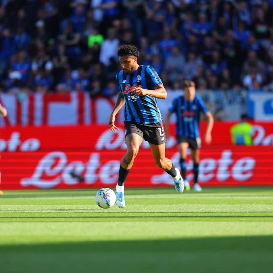 Éderson com a boila dominada atuando pela Atalanta