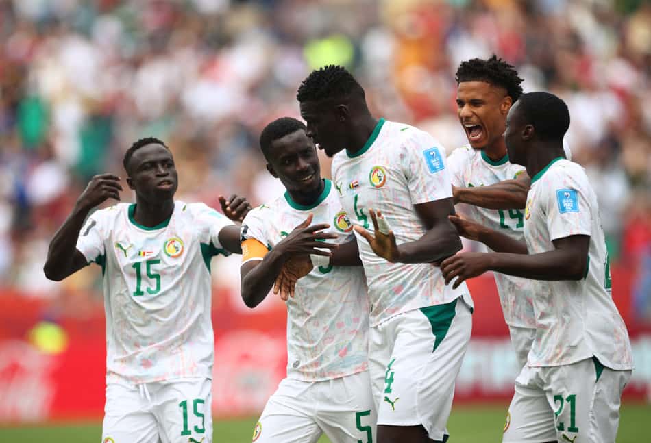 Papa Gueye comemora gol de Snegal na Copa do Mundo com companheiros da seleção.