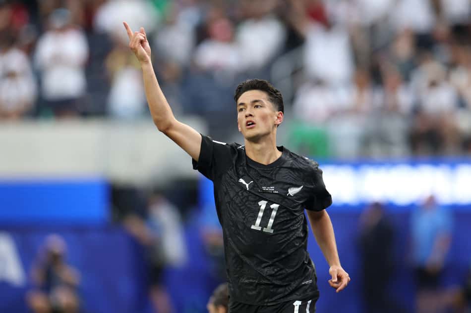 Elijah Just, atacante da Nova Zelândia, comemora gol com a mão apontada para cima