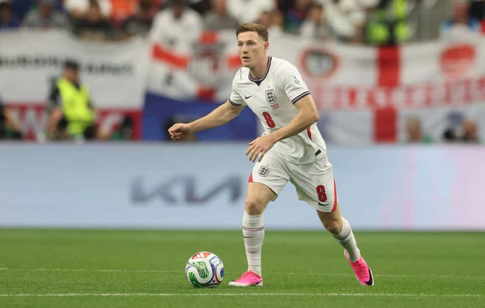 Elliot Anderson, de branco, em ação pela Inglaterra na Copa do Mundo