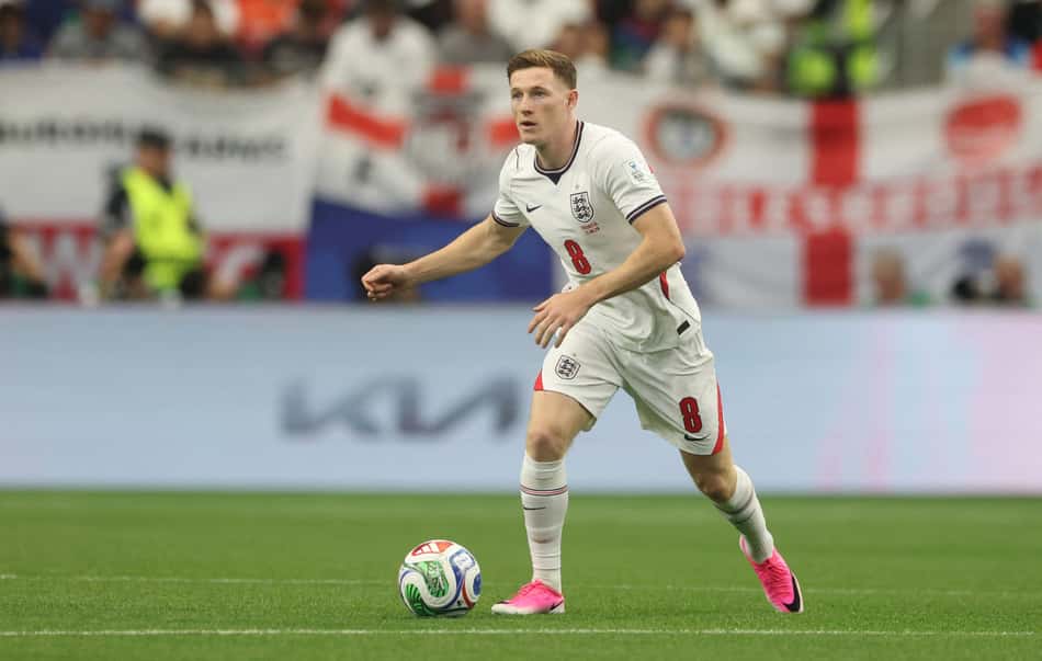 Elliot Anderson, de branco, em ação pela Inglaterra na Copa do Mundo