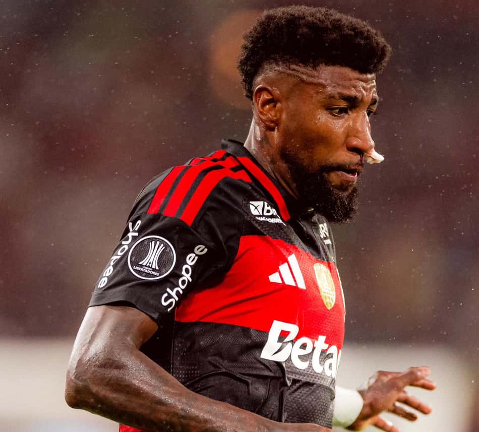 Emerson Royal durante partida do Flamengo na Libertadores com a camisa rubro-negra