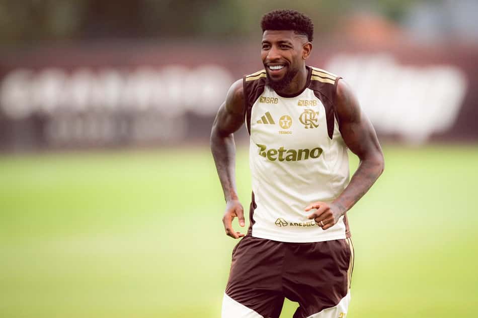 Emerson Royal durante treino no Ninho do Urubu