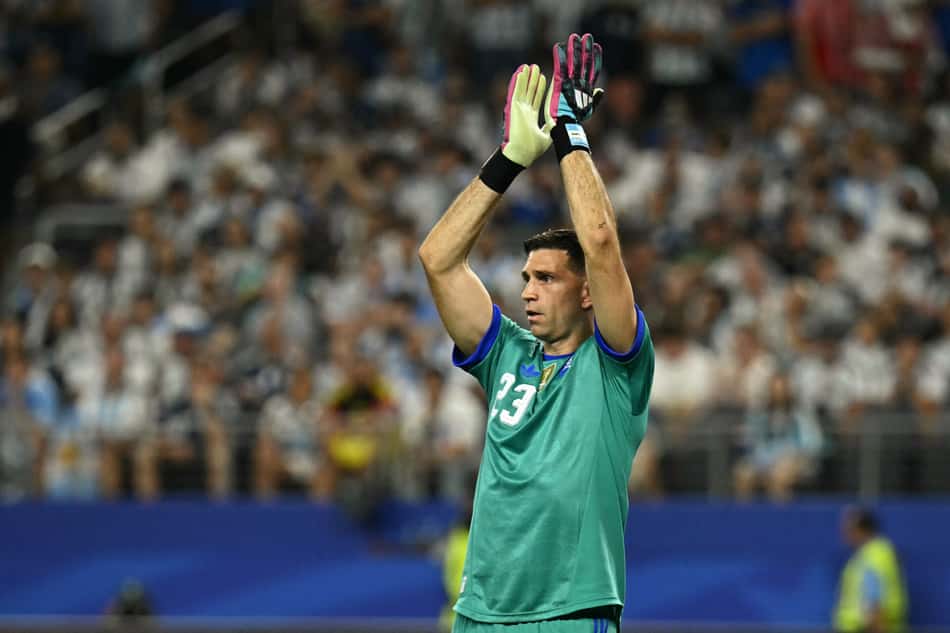 Goleiro Dibu Martínez faz gestos com a mão