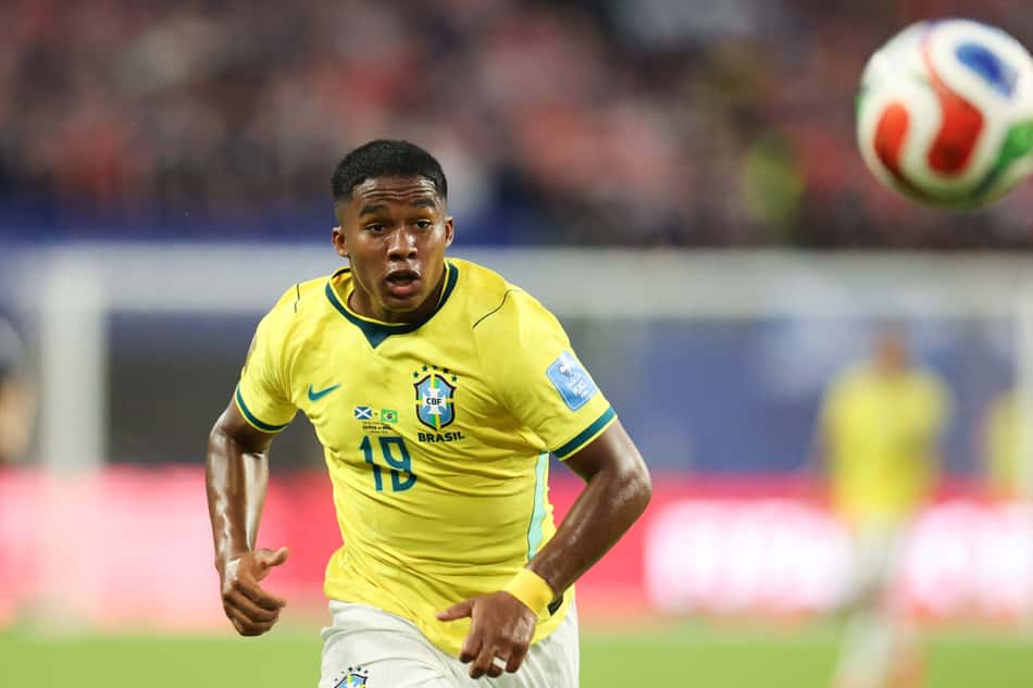 Endrick corre em direção a bola durante a partida