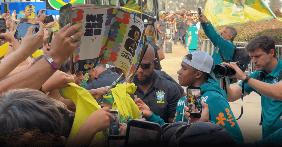 Endrick atende torcedores na porta do hotel da Seleção Brasileira em Huston, TX (EUA)