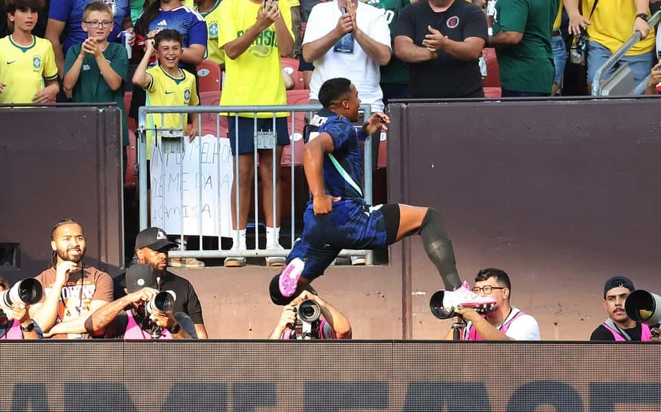Endrick celebra o gol do Brasil contra o Egito