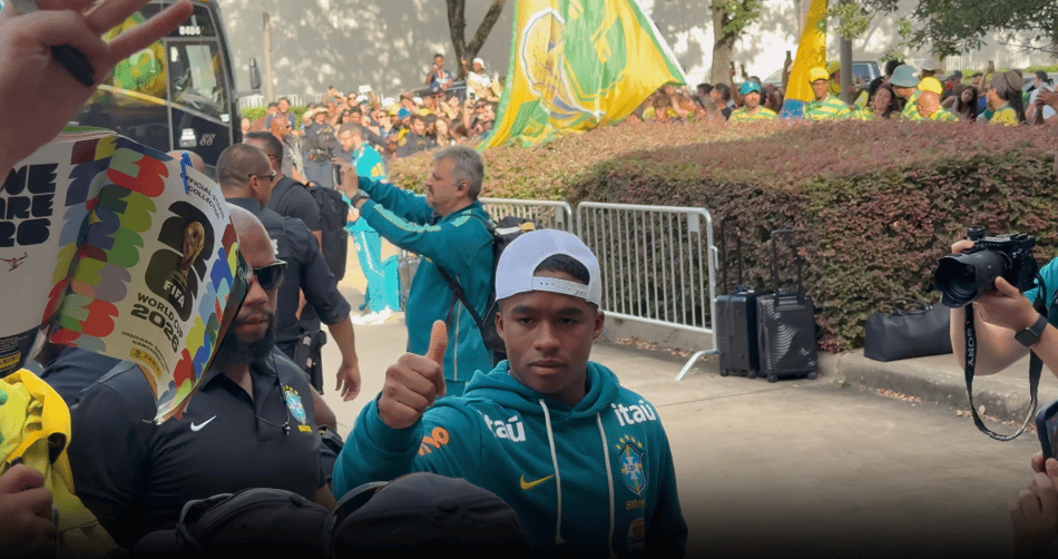 Endrick cumprimenta torcedores na porta do hotel da Seleção Brasileira em Huston, TX (EUA)