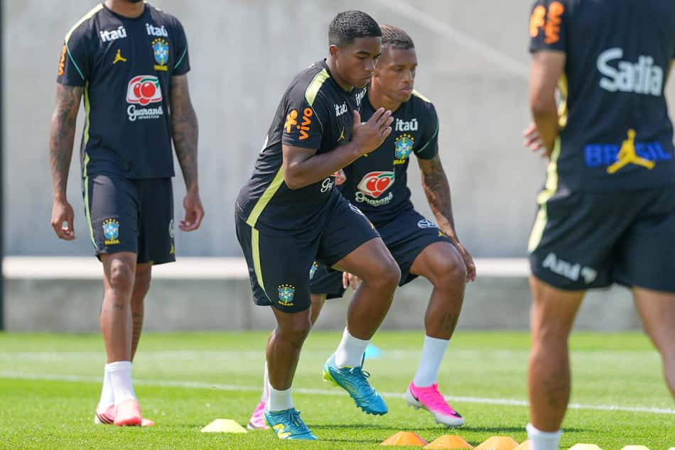 Endrick e Danilo Santos durante treino da Seleção Brasileira