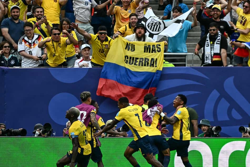 Equatorianos celebram o gol de Gonzalo Plata contra a Alemanha
