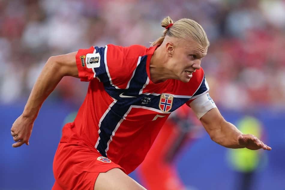 Erling Haaland se prepara antes de pique em jogo da Copa do Mundo