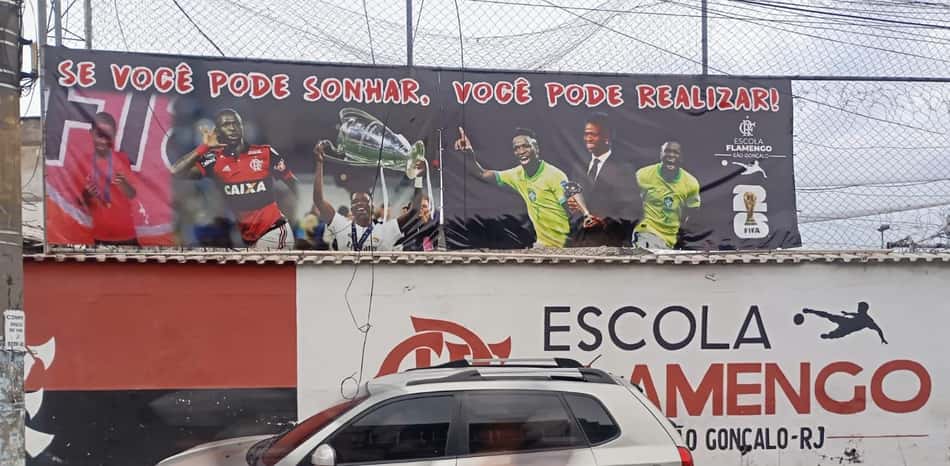 Fachada da escolinha do Flamengo em São Gonçalo com cartaz em homenagem para Vini Jr