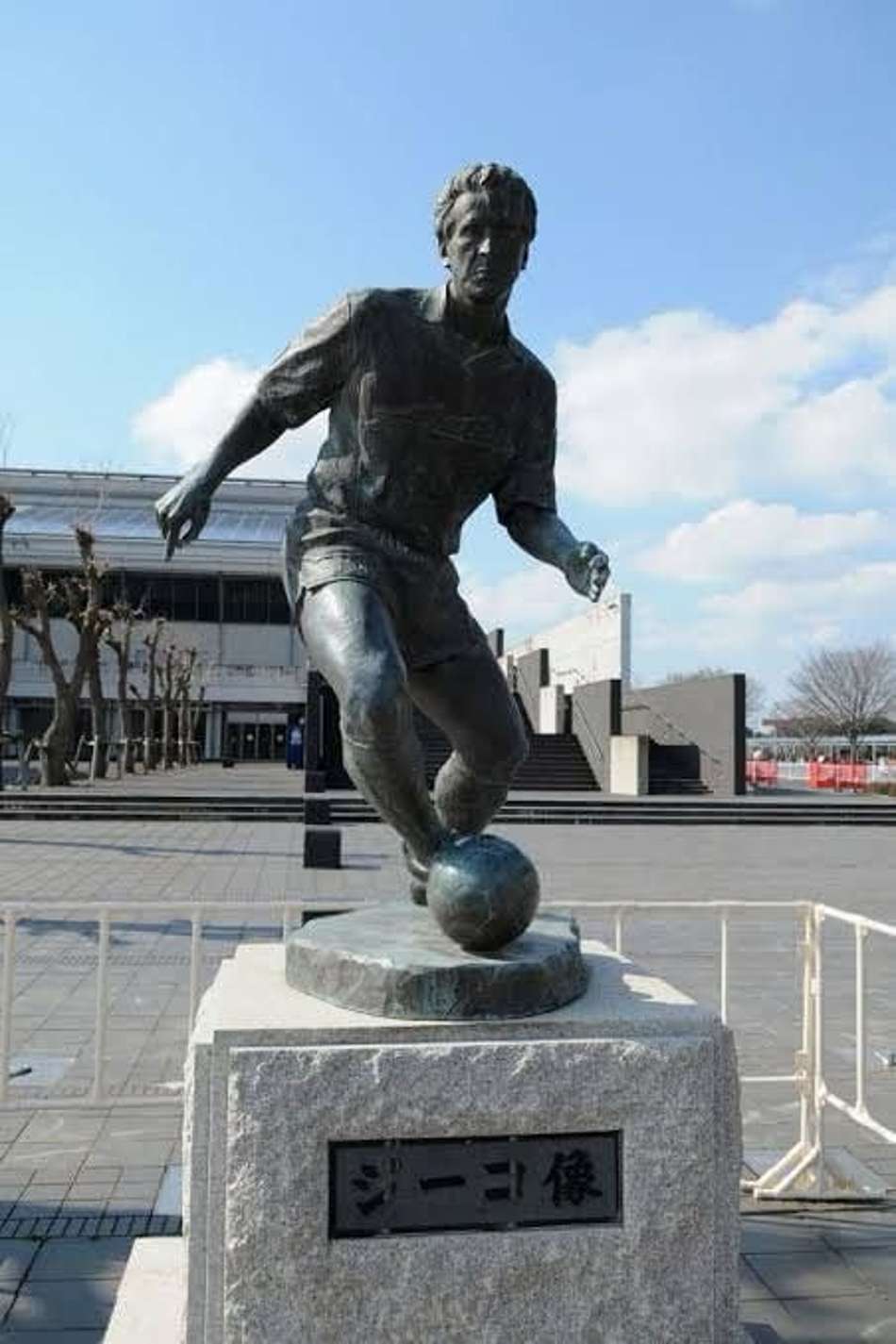 Estátua de Zico em frente ao estádio do Kashima, clube japonês