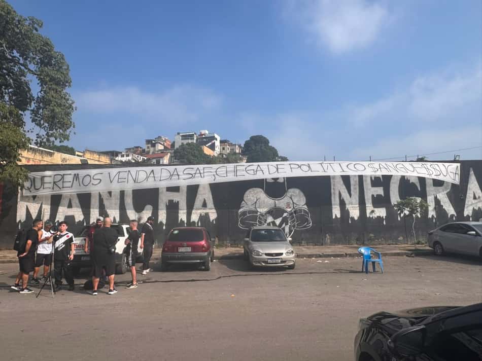 Faixa de protesto de torcedores do Vasco com o dizer "Queremos venda da SAF, chega de político sanguissuga"