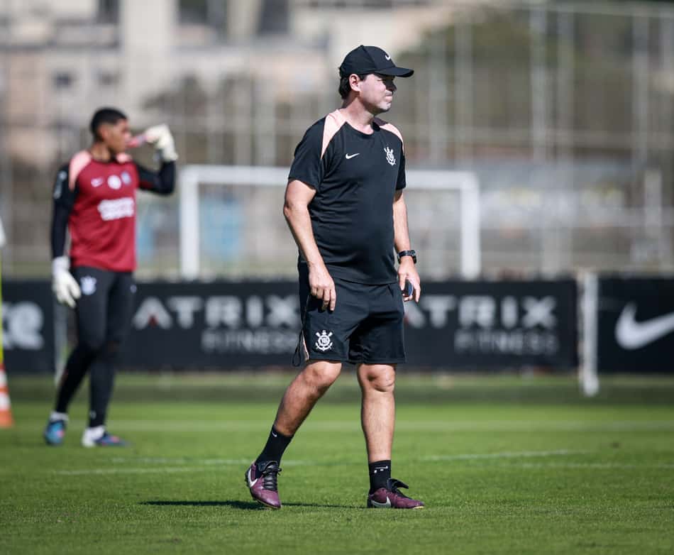Fernando Diniz passando orientações em treino do Corinthians