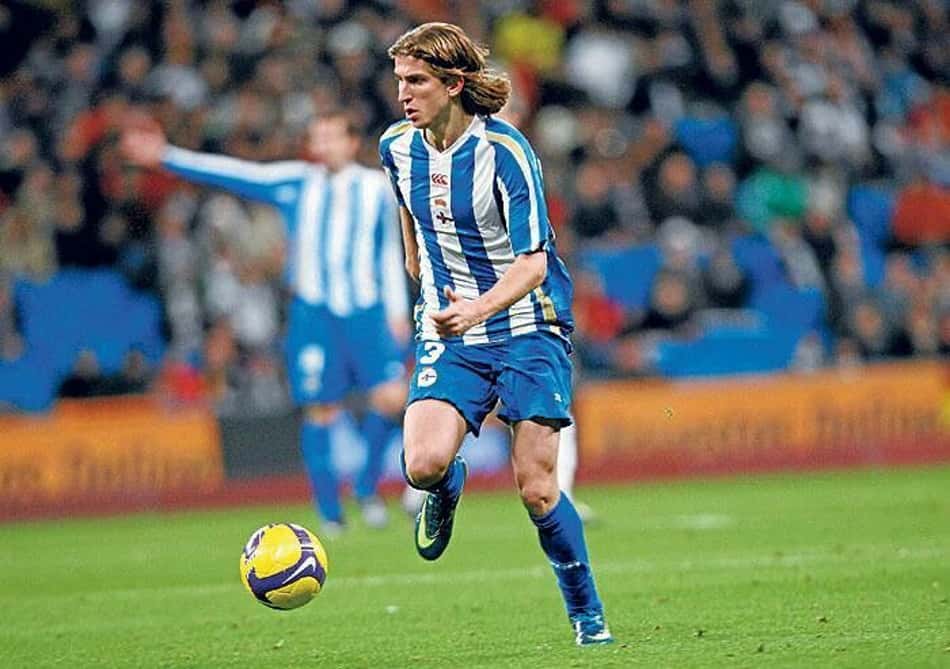 Filipe Luís conduz a bola em jogo do La Coruña