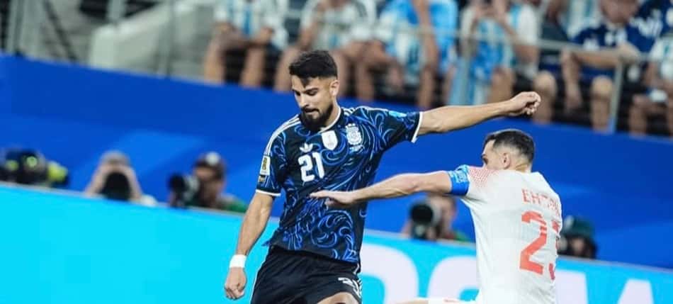 Flaco López, do Palmeiras, chuta a bola em jogo da Argentina na Copa do Mundo