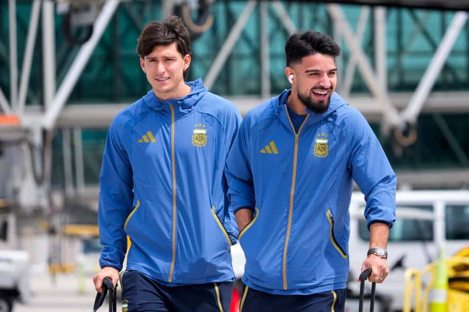 Flaco López ao lado de Balerdi em desembarque da Argentina nos Estados Unidos