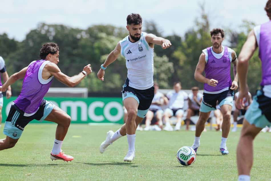 Flaco López, do Palmeiras, em ação no treino da Argentina durante a Copa do Mundo