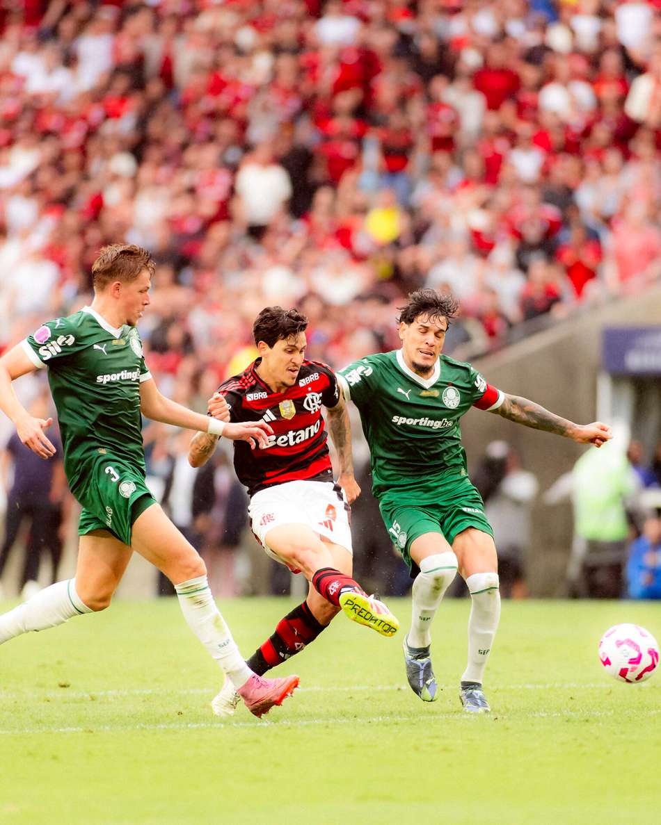 Bruno Fuchs e Gustavo Gómez, do Palmeiras, e Pedro, do Flamengo, disputam a bola durante partida entre os dois clubes