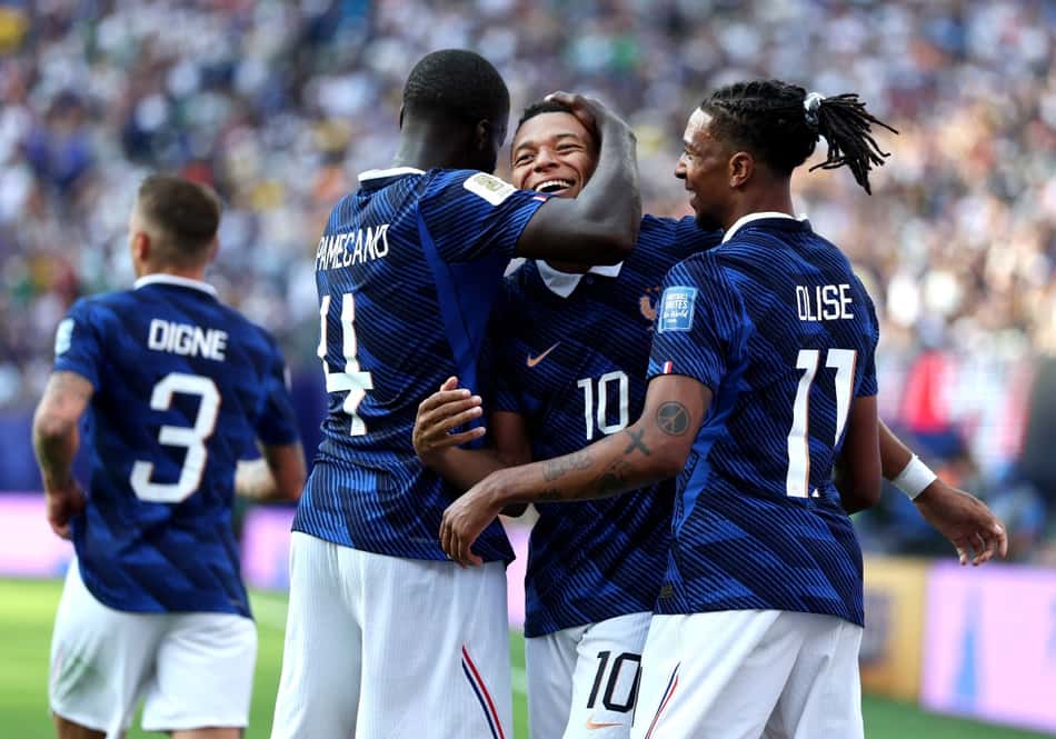 Mbappé e jogadores da França comemoram classificação as oitavas de final da Copa do Mundo de 2026 (Foto: AL BELLO / GETTY IMAGES NORTH AMERICA / Getty Images via AFP)