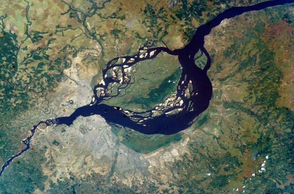 Imagem de satélite do lago Malebo, localizado na fronteira entre os dois países e atravessado pelo Rio Congo (Foto: Reprodução / Nasa)