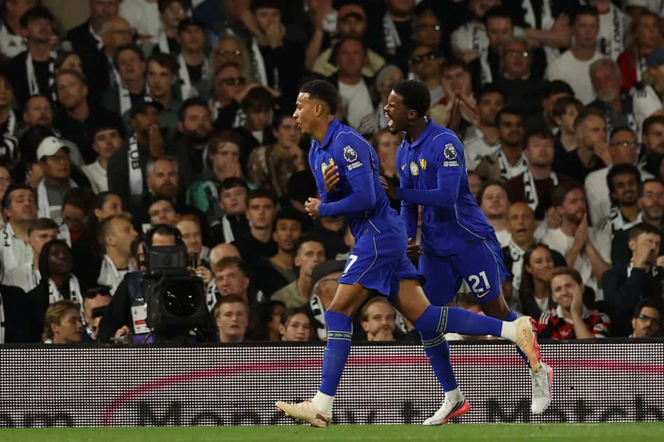 Morgan Rogers comemora gol que botou o Chelsea a frente do placar na partida contra o Fulham fora de casa.