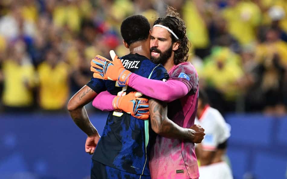 Gabriel Magalhães e Alisson Becker, do Brasil, se abraçam em celebração