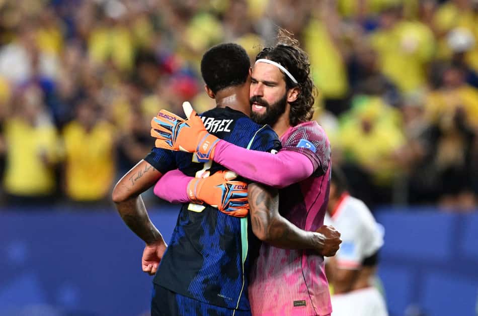 Gabriel Magalhães e Alisson Becker, do Brasil, se abraçam em celebração