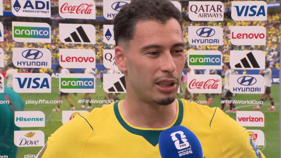 Gabriel Martinelli fala ao microfone em entrevista após o fim de Brasil x Japão no gramado do NRG Stadium