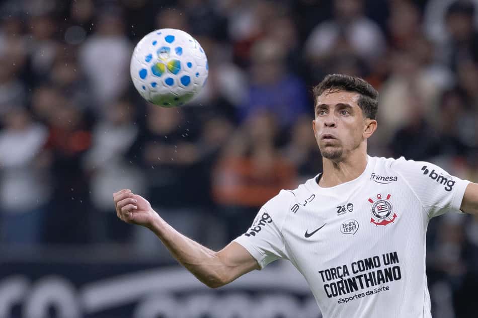 Gabriel Paulista olhando para a bola