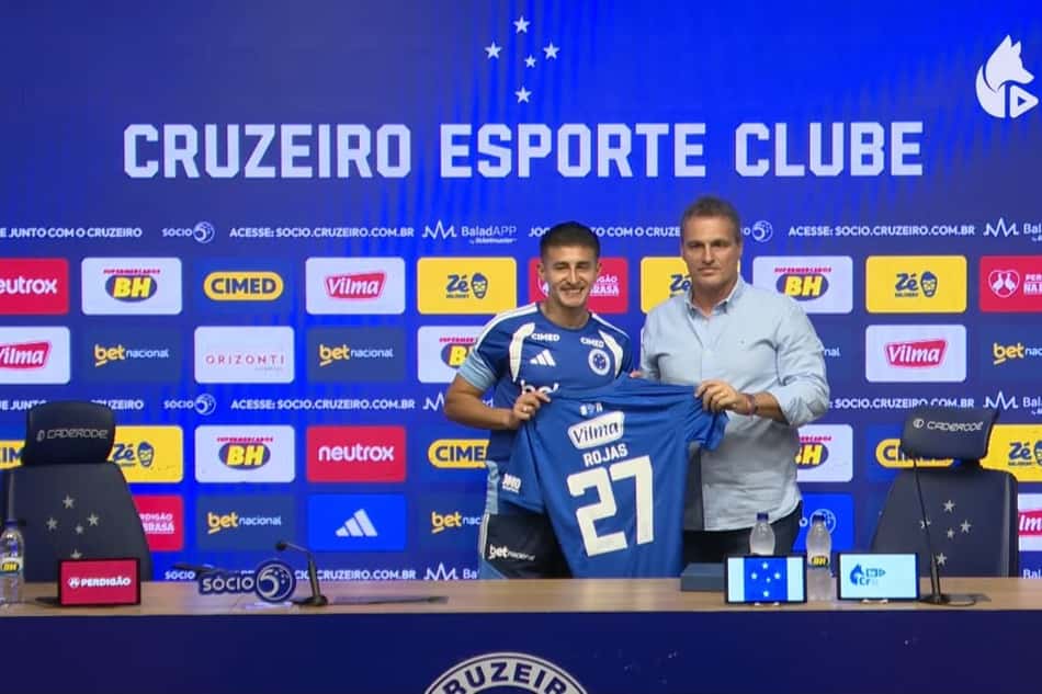 Gabriel Rojas é apresentado pelo Cruzeiro na Toca da Raposa II ao lado de Bruno Spindel