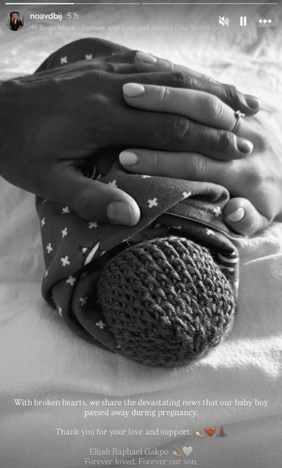 Post de Instagram com a foto de um bebê e um recado para o filho falecido de Gakpo durante a gestação.