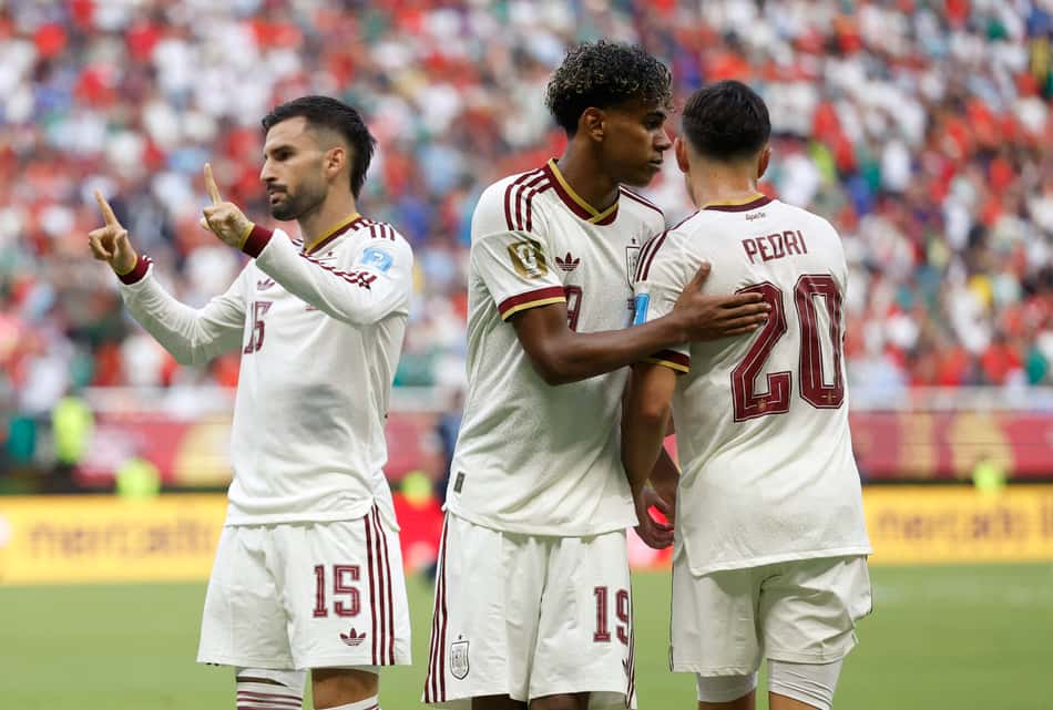Baena comemorando com seus companheiros o gol na vitória da Espanha sobre o Uruguai