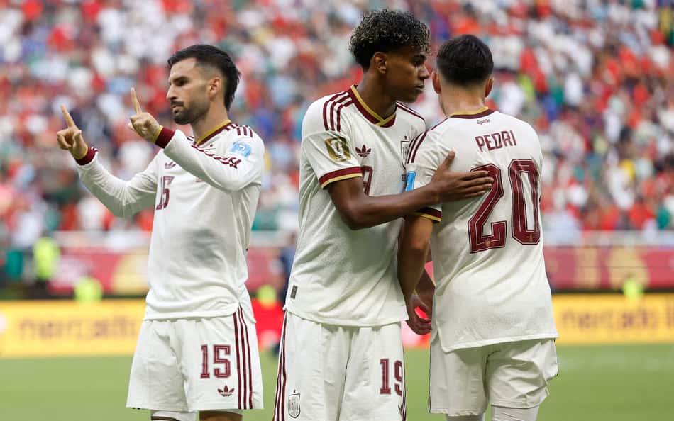 Baena comemorando com seus companheiros o gol na vitória da Espanha sobre o Uruguai