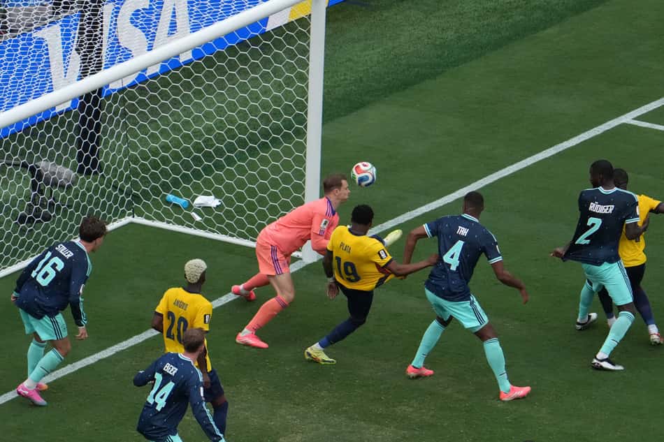 Gonzalo Plata estica a perna para se antecipar ao goleiro Neuer para garantir a vitória de virada do Equador sobre a Alemanha na Copa do Mundo