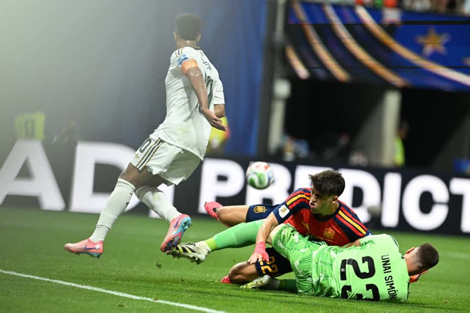 Goleiro da Espanha, Unai Simon na goleada por 4 a 0 sobre a Arábia Saudita 