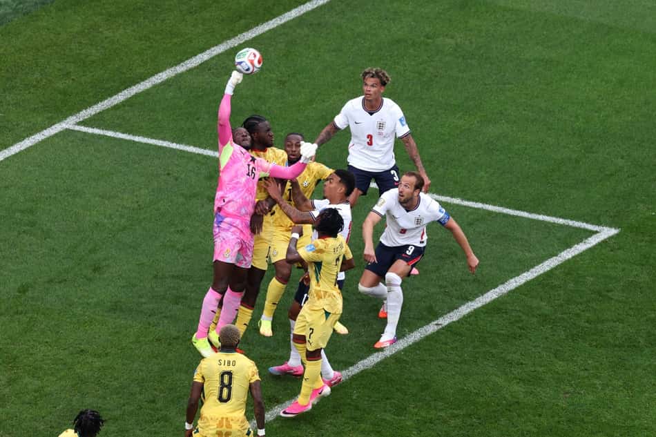 Goleiro Benjamin Asare, de Gana, se antecipa ao ataque da Inglaterra 