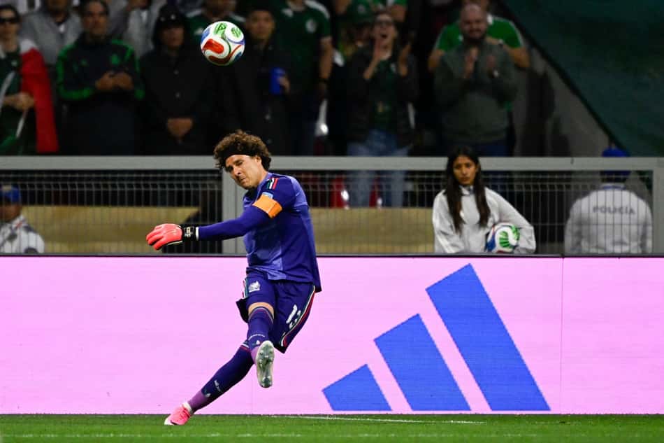 Guillermo Ochoa chuta a bola na vitória do México sobre a Tchéquia