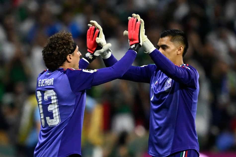 Guillermo Ochoa é saudado pelo goleiro Raul Rangel