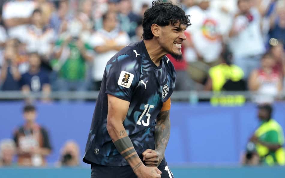 Gustavo Gómez, do Palmeiras, comemora gol na Alemanha