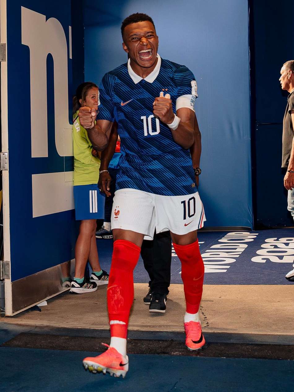 Mbappé comemora a vitória da França na estreia na Copa contra Senegal (Foto: Divulgação/França)