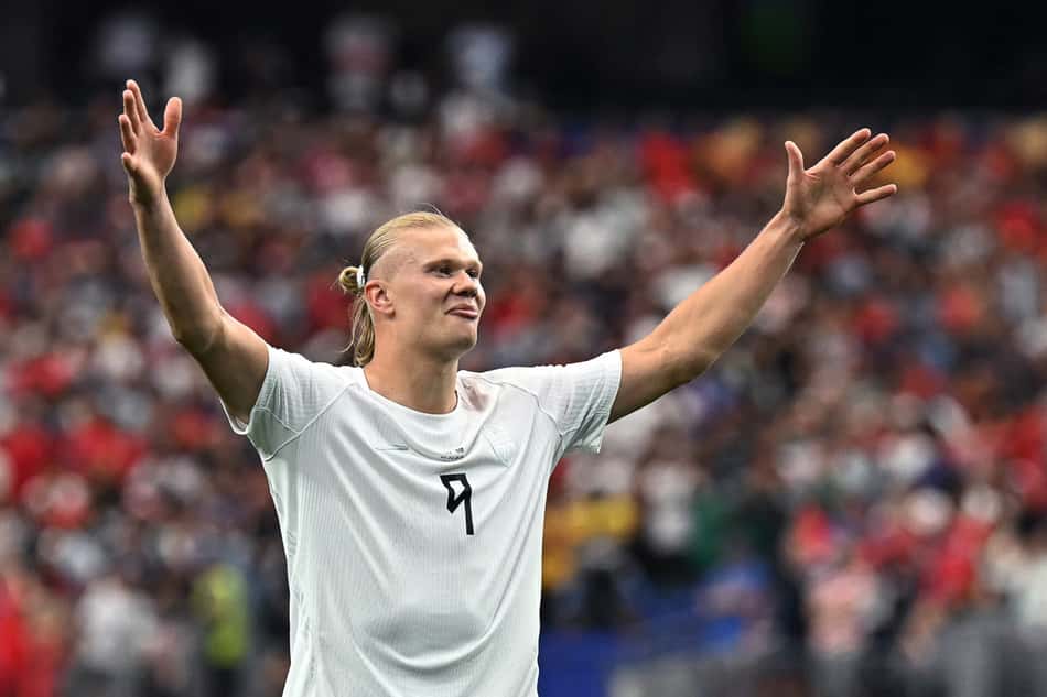 Haaland comemora de braços abertos gol marcado pela Noruega sobre a Costa do Marfim, na Copa do Mundo