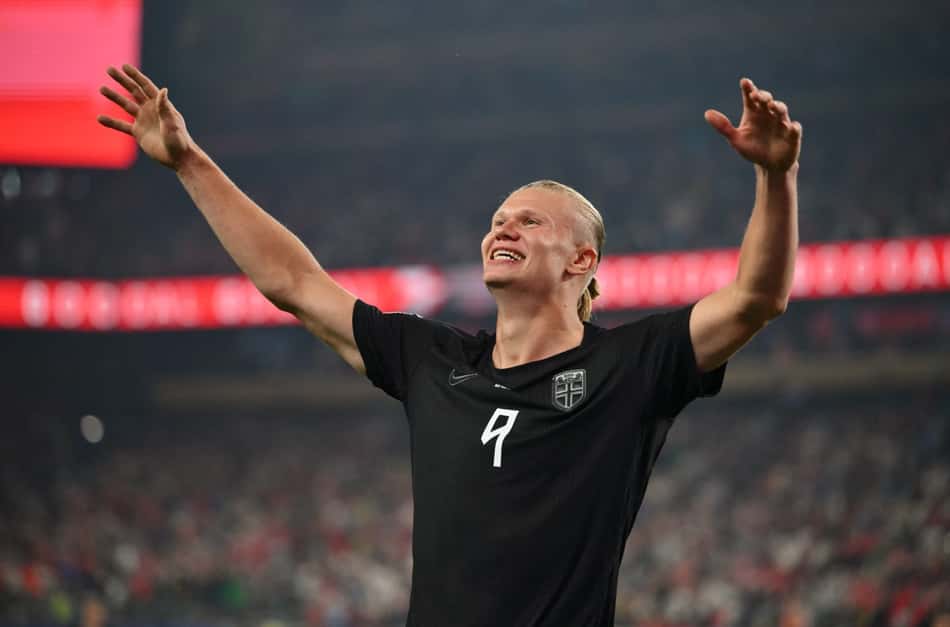 Erling Haaland abre os braços e comemora gol da Noruega