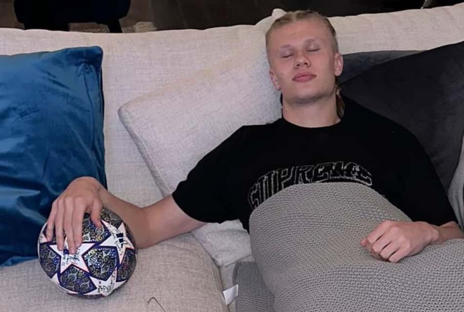 Haaland dorme com bola da Champions League