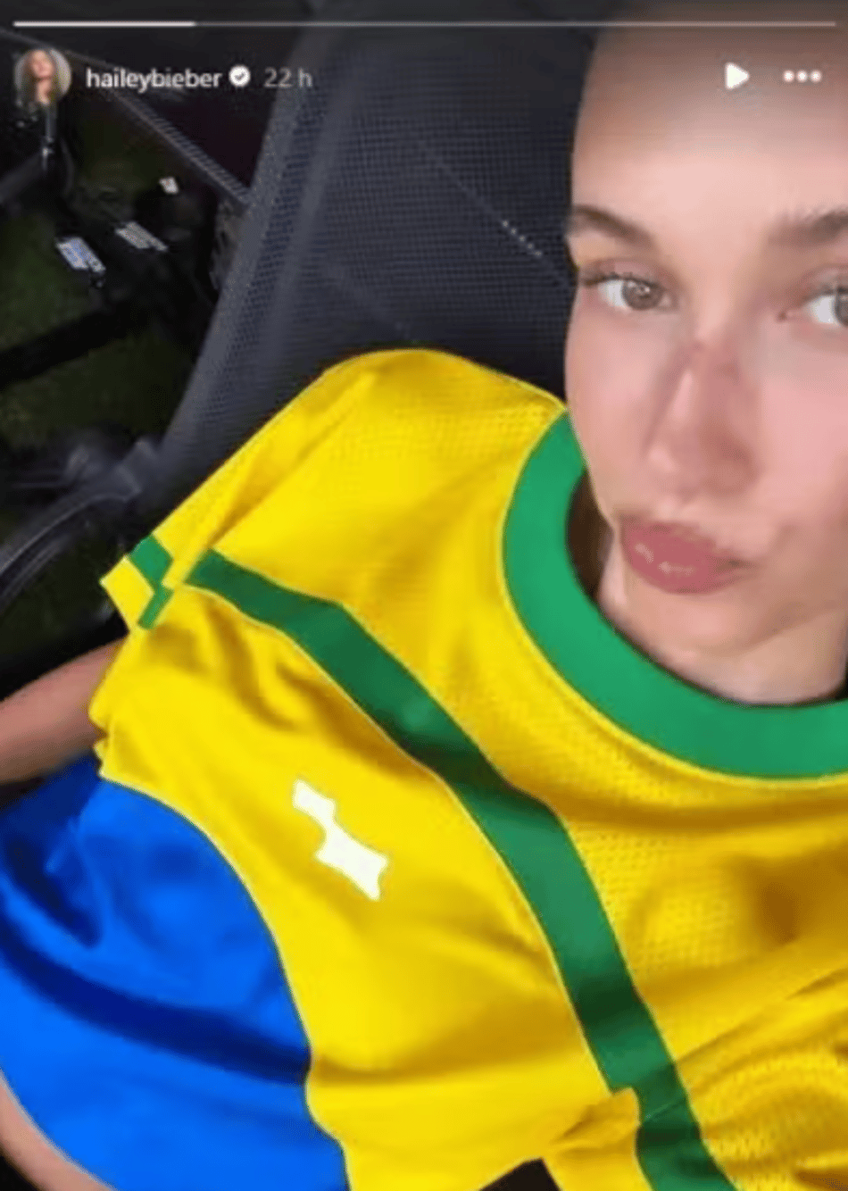 Hailey Bieber veste camisa do Brasil